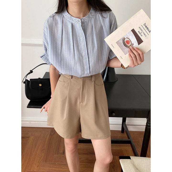 Women short sleeve blouse with textured design and button closure Chic & Stil
