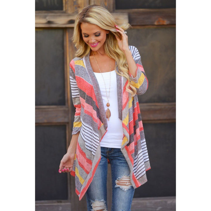 Cardigan pour femmes avec coupe asymétrique et motif de rayures colorées Chic & Stil