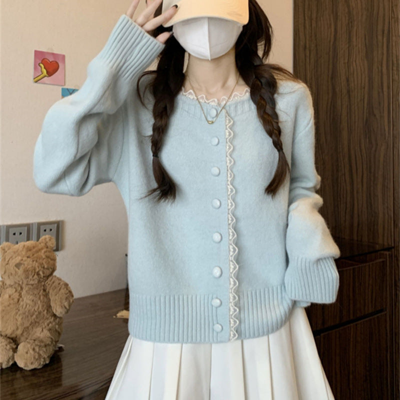 Cardigan pour femmes avec de fins détails de boutons et une jolie bordure en dentelle Chic & Stil