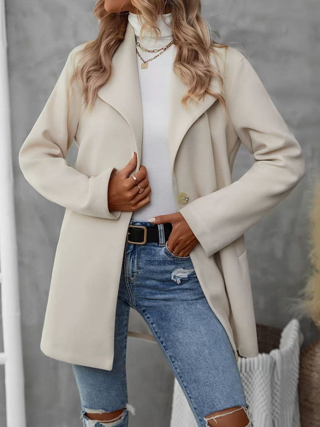 Veste féminine moderne de transition avec grand revers et fermeture à bouton Chic & Stil