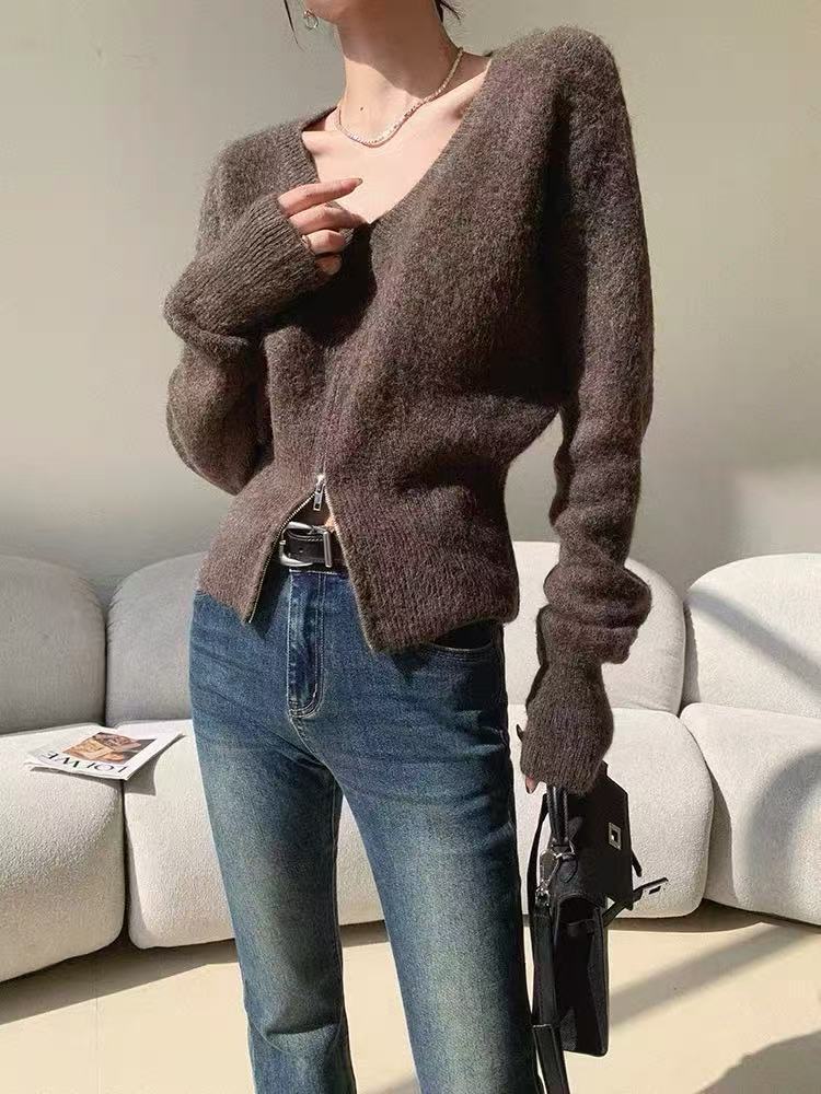 Cardigan féminin à la mode avec un décolleté en V profond et fermeture éclair Chic & Stil
