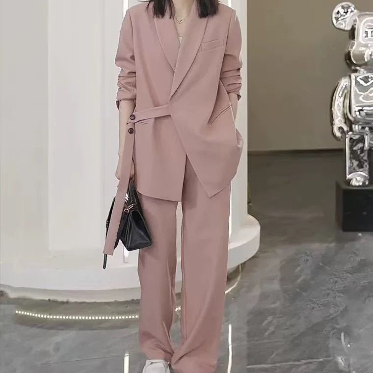 Blazer moderne pour femmes avec coupe asymétrique et ceinture à la taille Chic & Stil