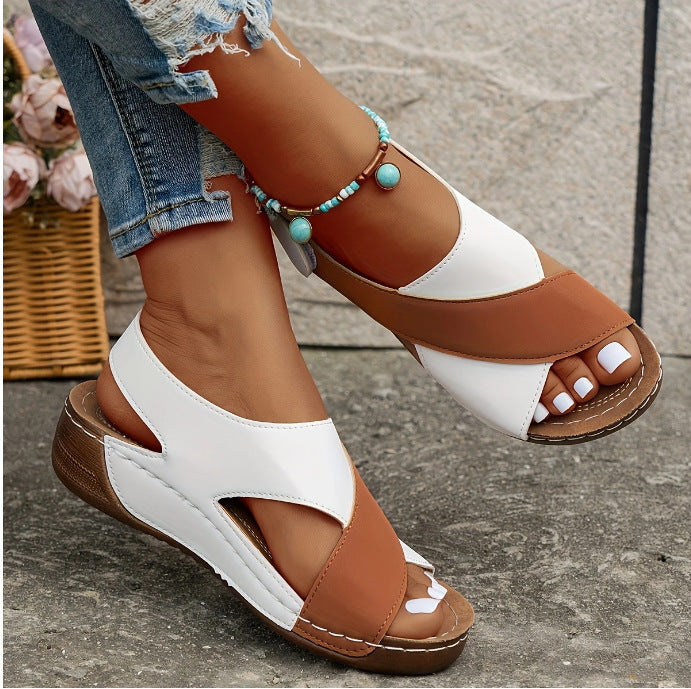 Chic und Stil stylish vacation sandals for women with comfortable sole and trendy closure system