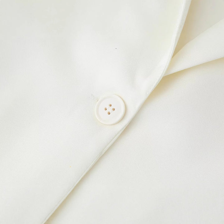 Elegant blazer jacket for women with classic cut and practical pockets Lune London