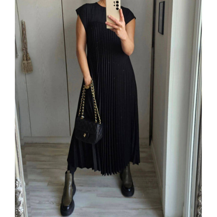 Maxi dress for women with pleated details and side pockets Style and elegance