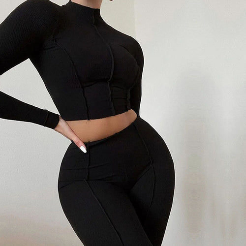 Ensemble sportif pour femmes avec une coupe flatteuse et des manches longues Chic & Stil