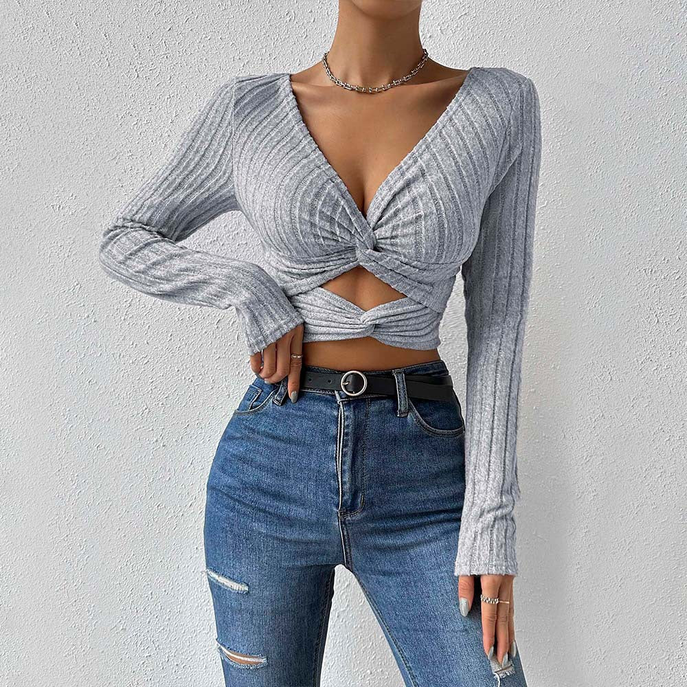 Short top for women with timeless twist design and long sleeves Chic & Stil