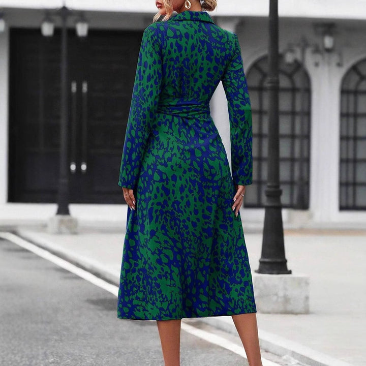 Elegant midi dress with button closure Lune London