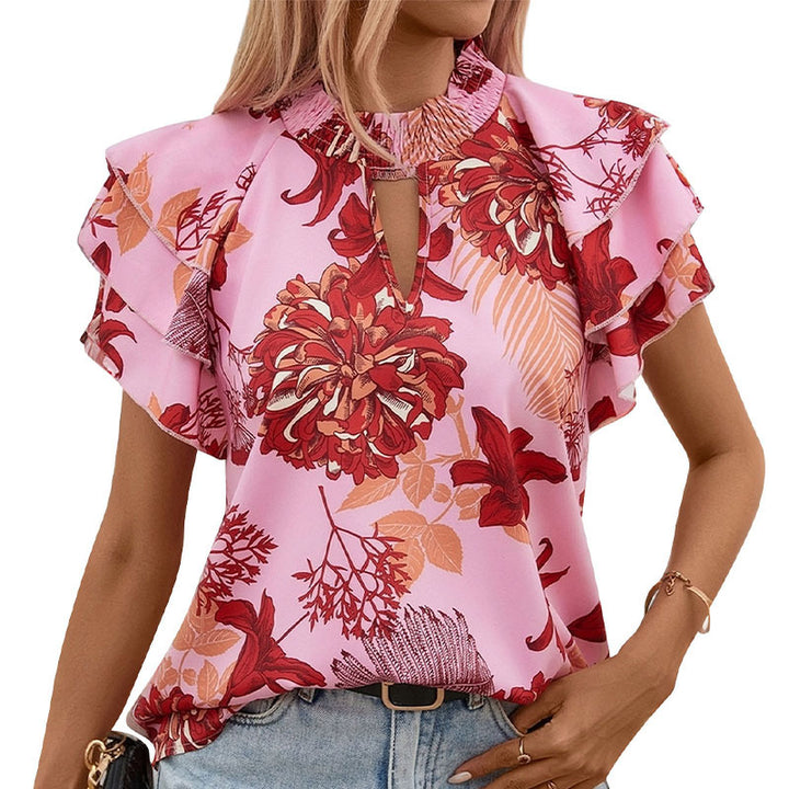 Top féminin avec des détails de volants ludiques et un motif floral Chic & Stil