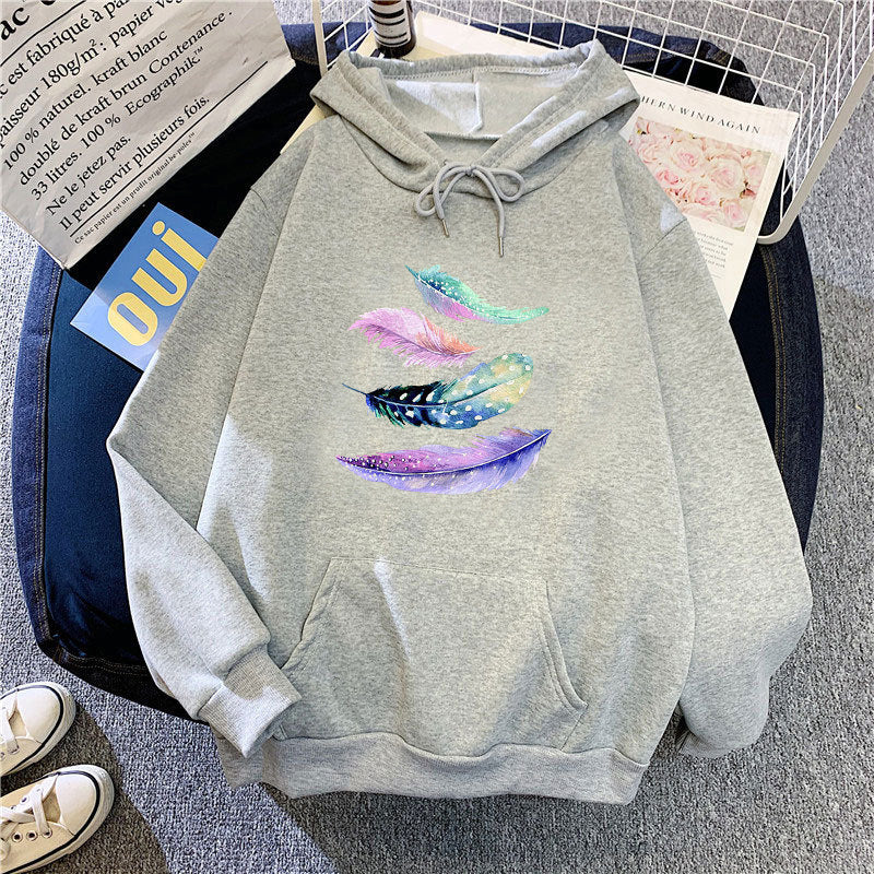 Women's hoodie with artistic feather motif Chic & Stil