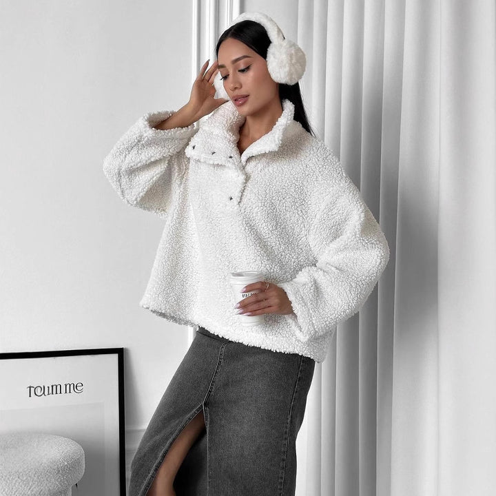 Comfortable fleece sweater for women in a chic casual style