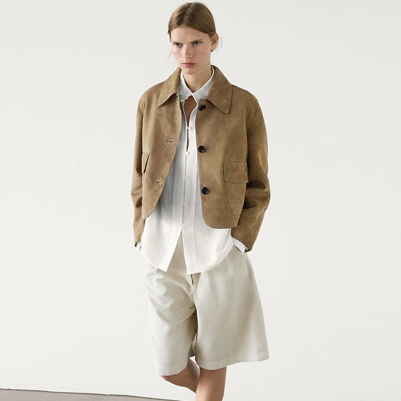 Veste courte féminine à la mode avec poches poitrine pratiques et boutons cousus Chic & Stil