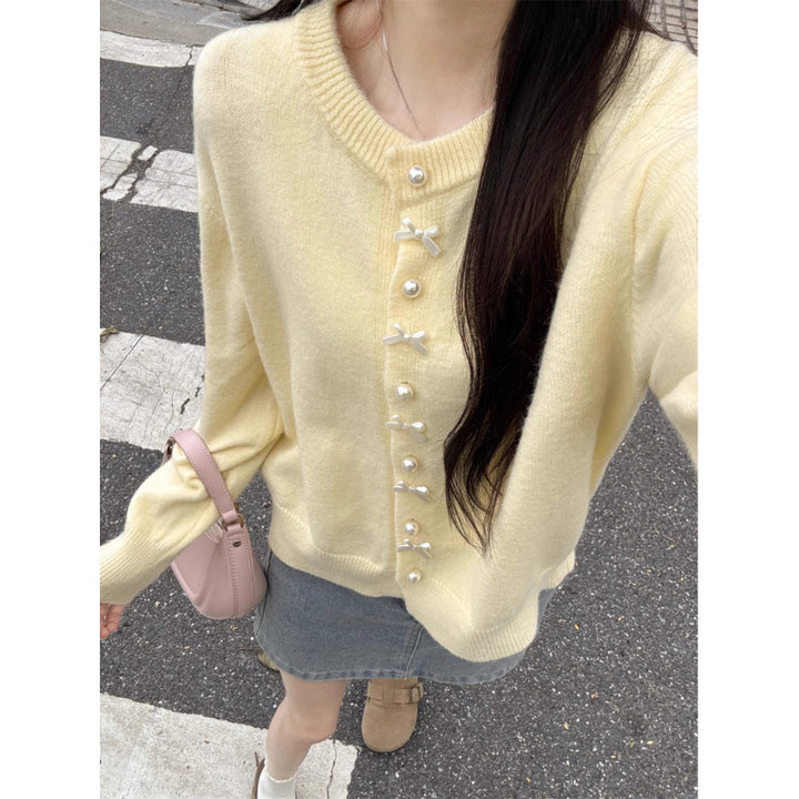 Cardigan confortable pour femmes avec boutons en perles et design délicat Chic & Stil