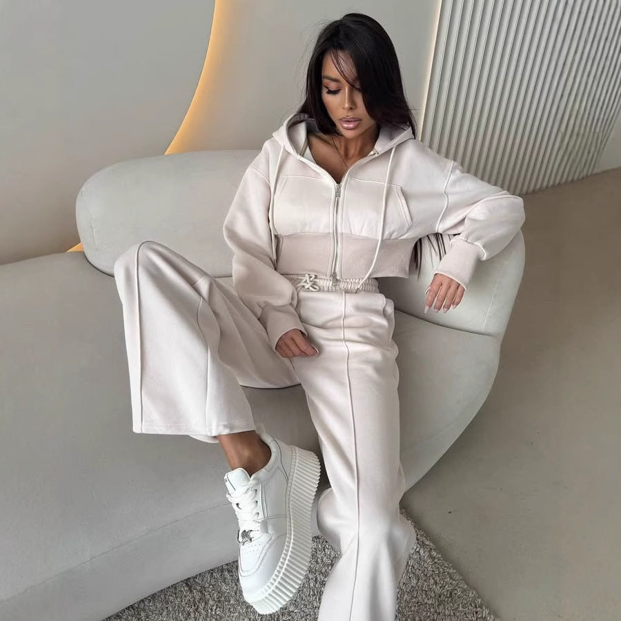 Sporty hoodie set for women with a loose fit and elastic waistband Lune London