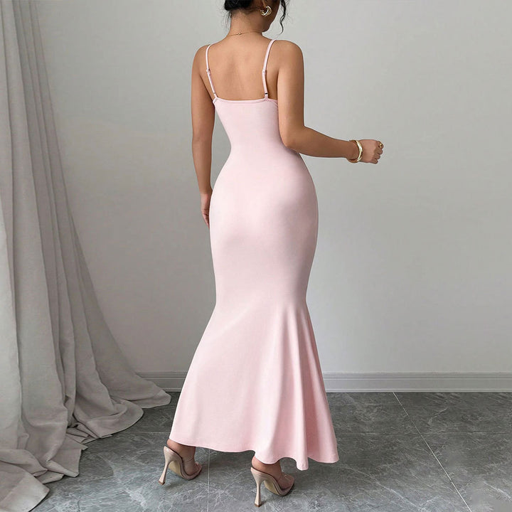 Robe maxi ajustée pour femme avec des bretelles spaghetti et un design drapé sophistiqué Chic & Stil