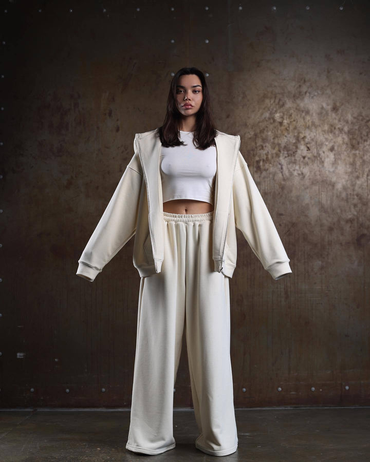 Fashionable women's sports set with oversized jacket and loose fit Lune London