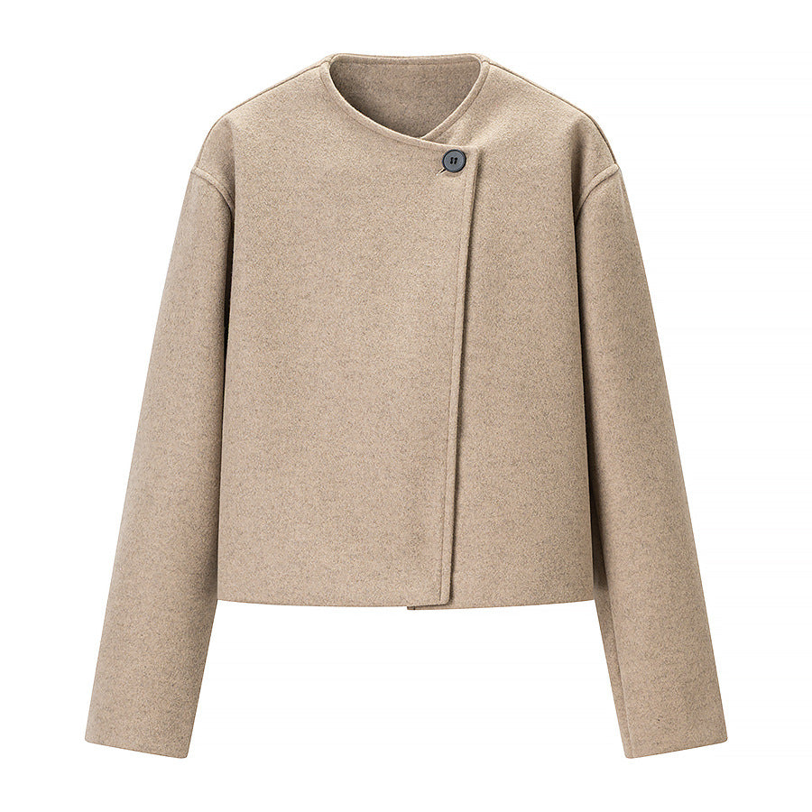 Veste courte élégante pour femmes avec coupe asymétrique et design de boutons Chic & Stil