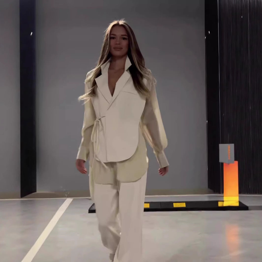 Ladies Elegant and modern outfit consisting of a fitted blazer and wide pants Lune London