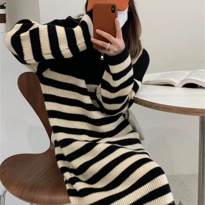 Robe en tricot pour femmes avec col montant moderne et fermeture éclair fonctionnelle Chic & Stil