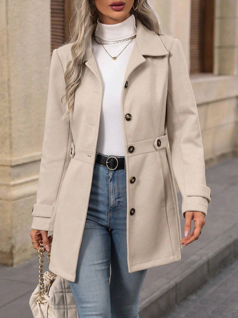 Lune London Fashionable women's transition jacket with elegant button details and a fitted cut