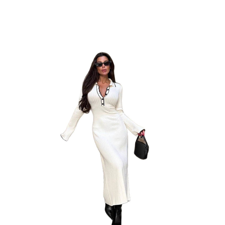 Robe maxi pour femmes avec des détails de boutons élégants et un ourlet en franges Chic & Stil