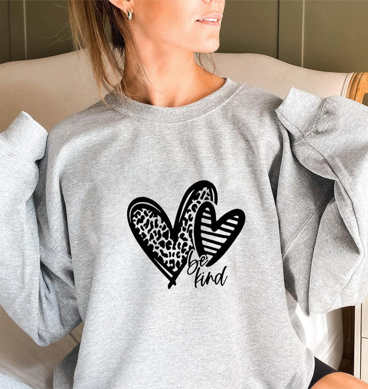 Sweat-shirt femme avec motif de cœur à la mode et coupe décontractée Chic & Stil
