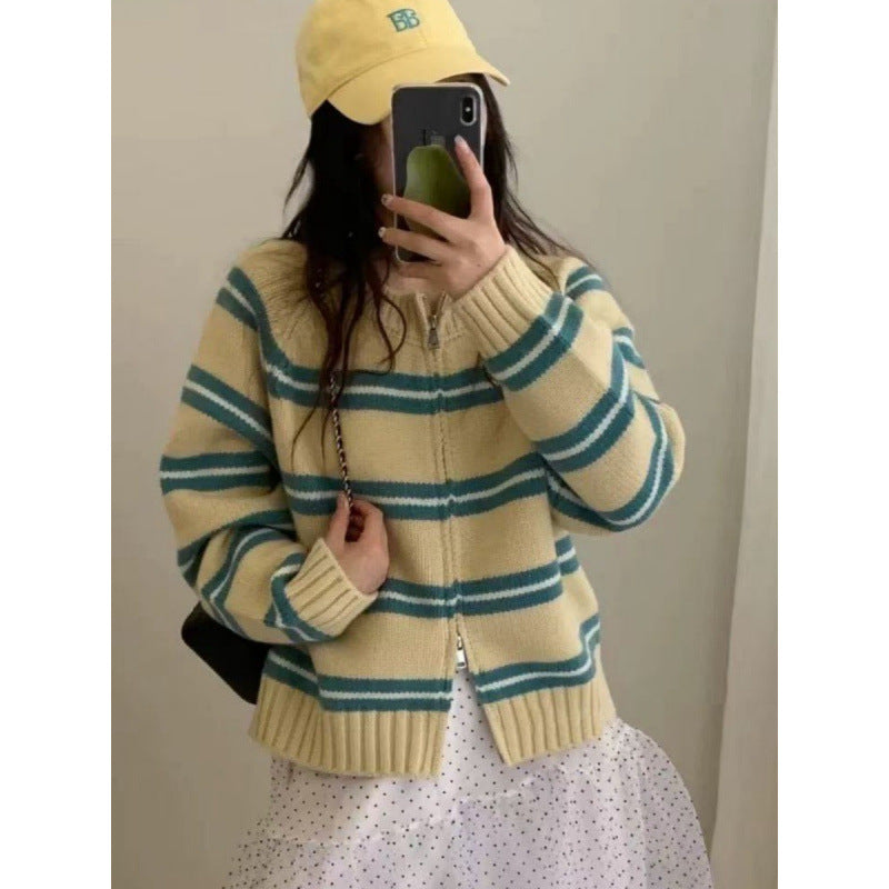Cardigan tricoté pour femmes avec des rayures modernes Chic & Stil