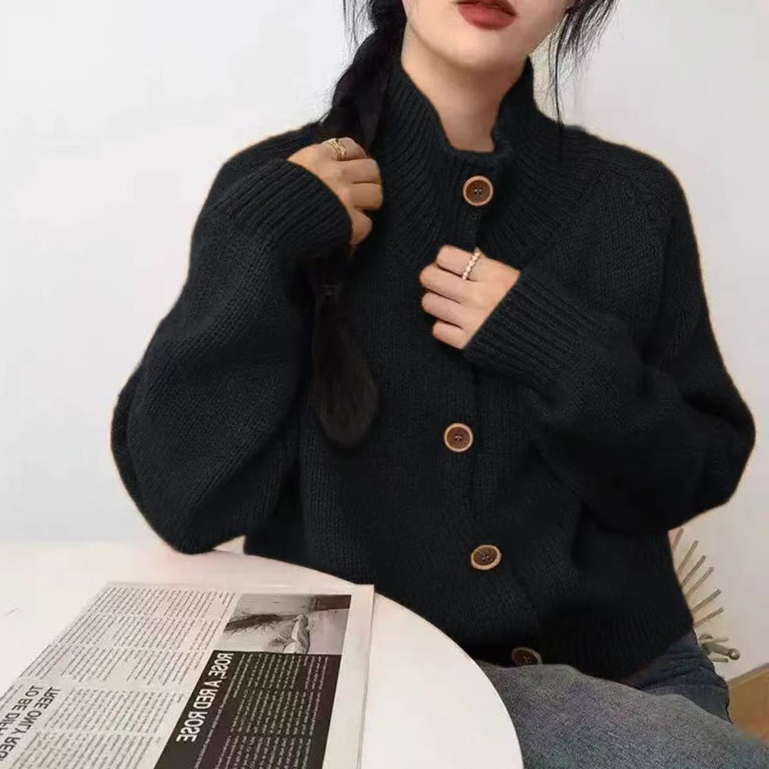 Cardigan pour femmes avec col montant et détails de boutons Chic & Stil