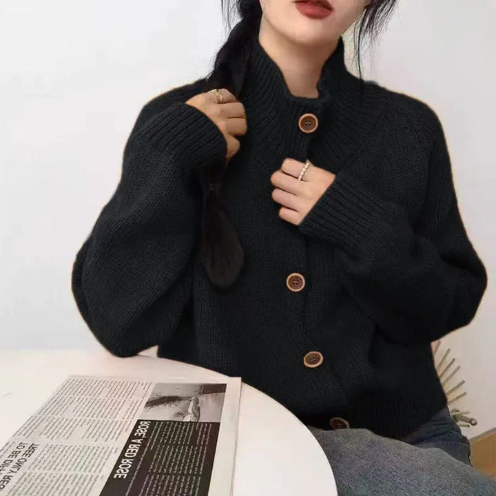 Cardigan pour femmes avec col montant et détails de boutons Chic & Stil