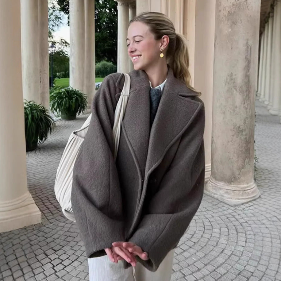 Elegant wool coat for women with deep lapels and practical pockets Lune London