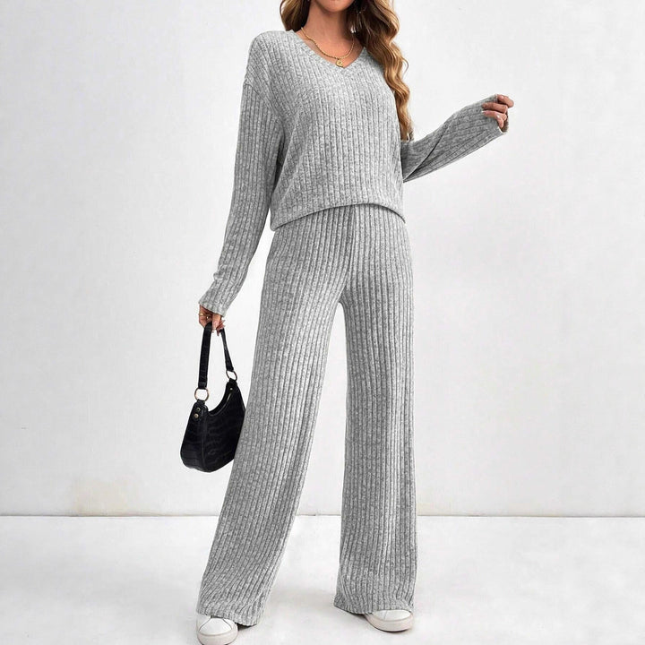 Ladies comfortable lounge set with V-neck and loose fit Lune London