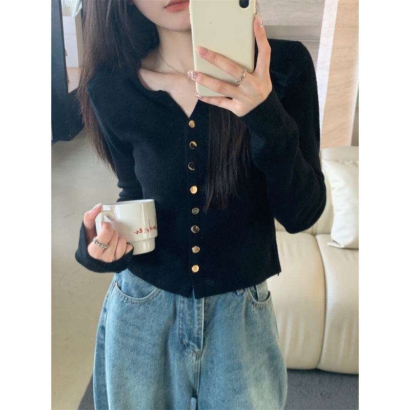 Cardigan élégant pour femmes avec détail de boutons et matériau doux Chic & Stil