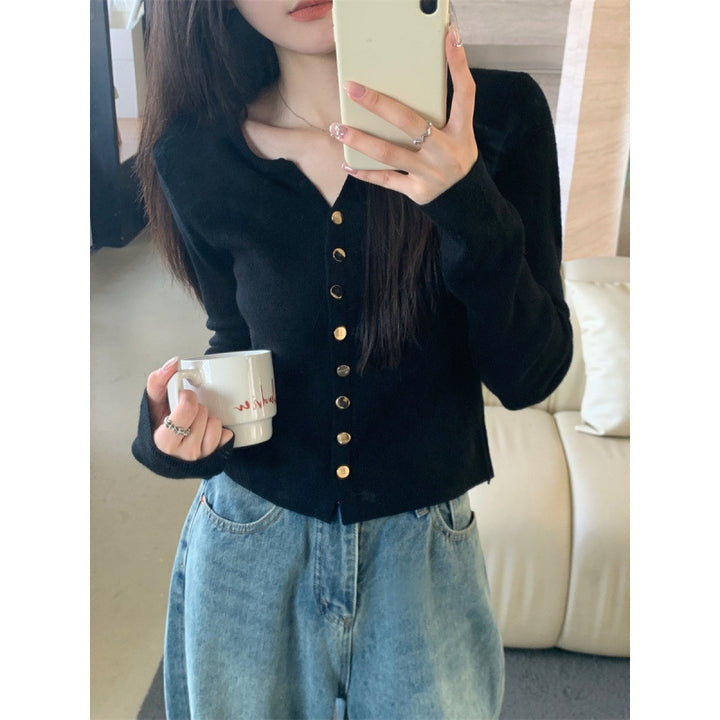Cardigan élégant pour femmes avec détail de boutons et matériau doux Chic & Stil