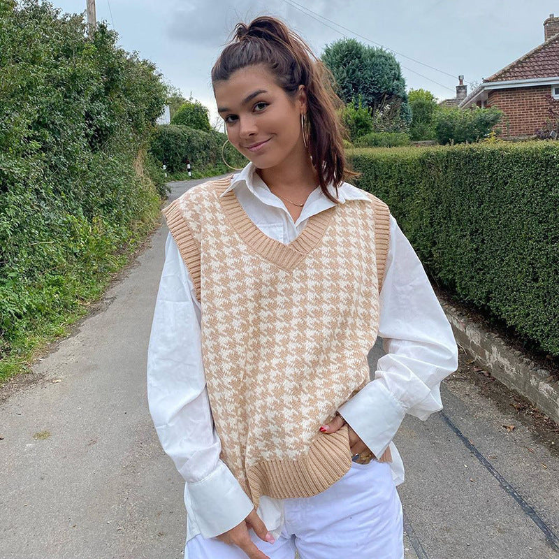 Trendy oversized knitted sweater for women with V-neck and fine pattern Lune London