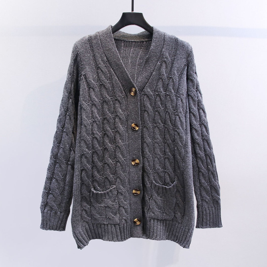 Knitted women's pullover with a structured cable pattern and practical pockets Lune London