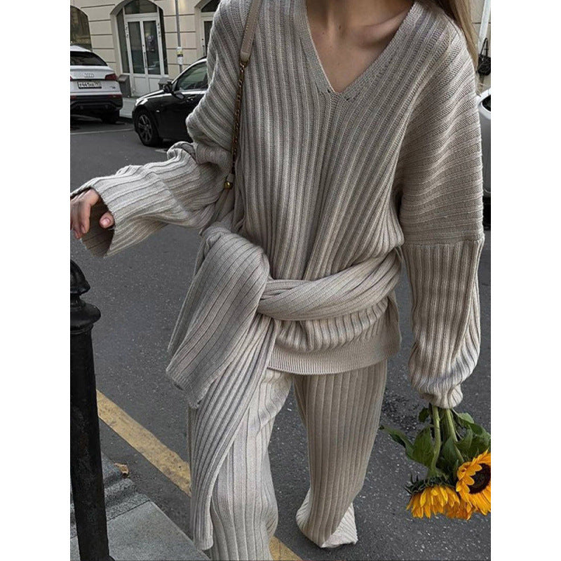 Casual knitted set for ladies with wide cut and V-neck Lune London