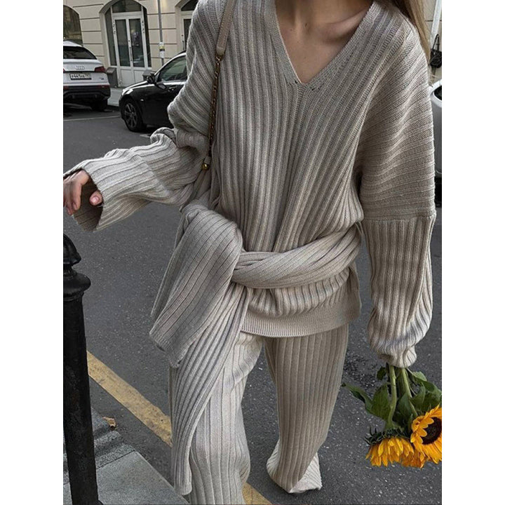 Casual knitted set for ladies with wide cut and V-neck Lune London