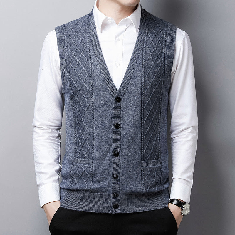Elegant knitted vest for men with diamond pattern and practical pockets Lune London