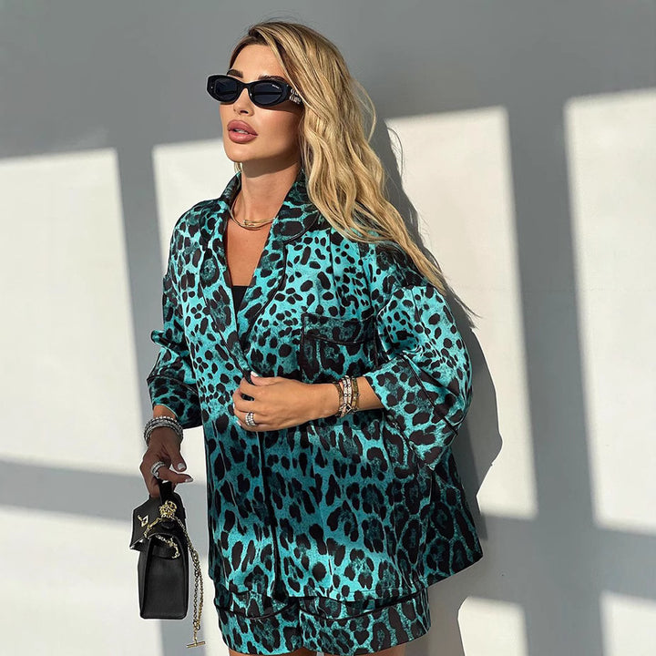 Short satin blouse with short sleeves for women with leopard print and relaxed fit Lune London