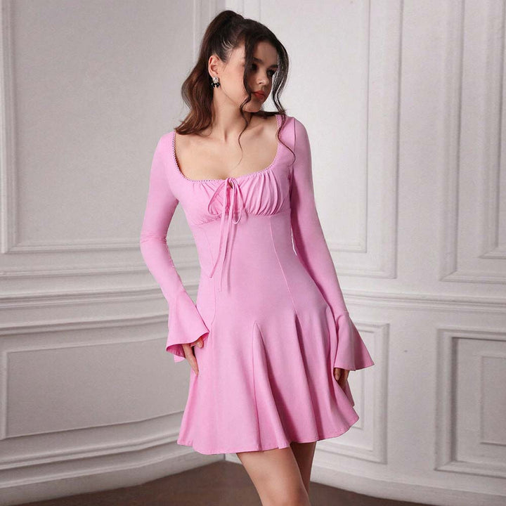 Robe femme avec un décolleté plongeant et des manches à volants élégantes Chic & Stil