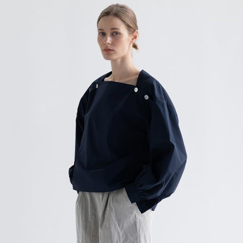 Blouse féminine à la mode avec des détails de bouton innovants Chic & Stil