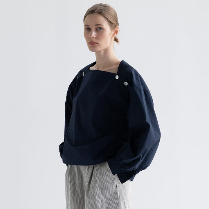 Blouse féminine à la mode avec des détails de bouton innovants Chic & Stil