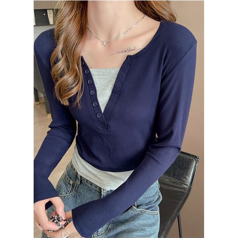 Ladies long-sleeved top with flattering button design Chic & Stil
