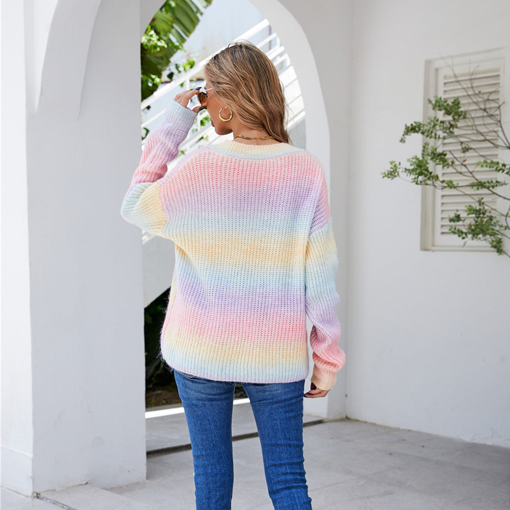 Pull décontracté pour femmes avec un col en V à la mode et une structure de tricot innovante Chic & Stil