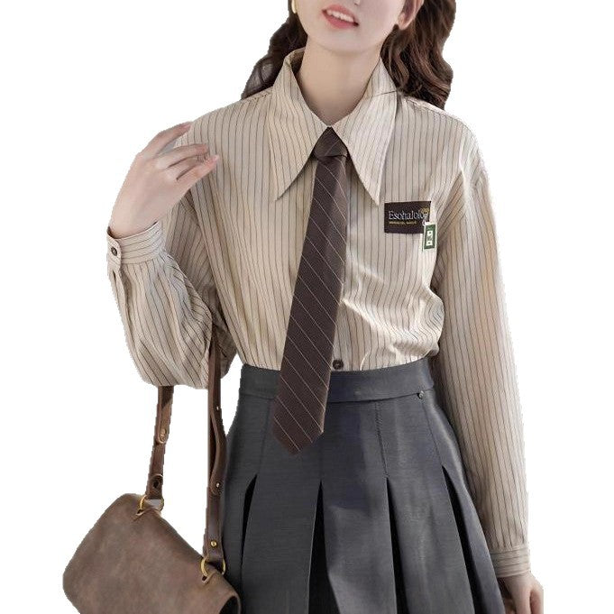 Blouse rayée classique pour femmes avec une forme de col moderne Chic & Stil