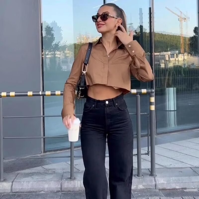 Cropped blouse for women with classic collar and practical chest pockets Lune London