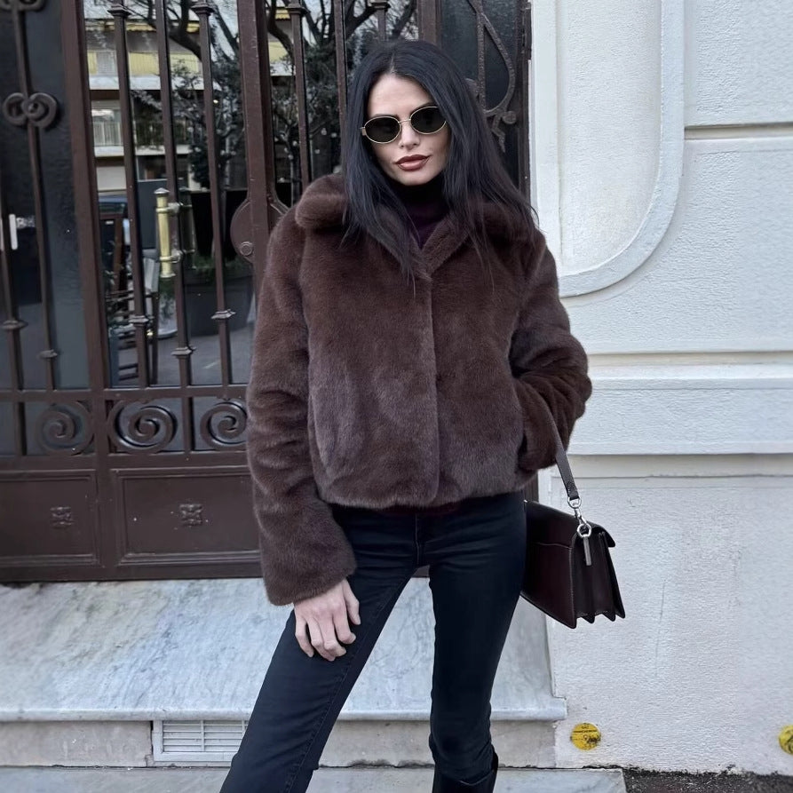 Faux fur jacket for women with elegant collar and trendy cut Lune London