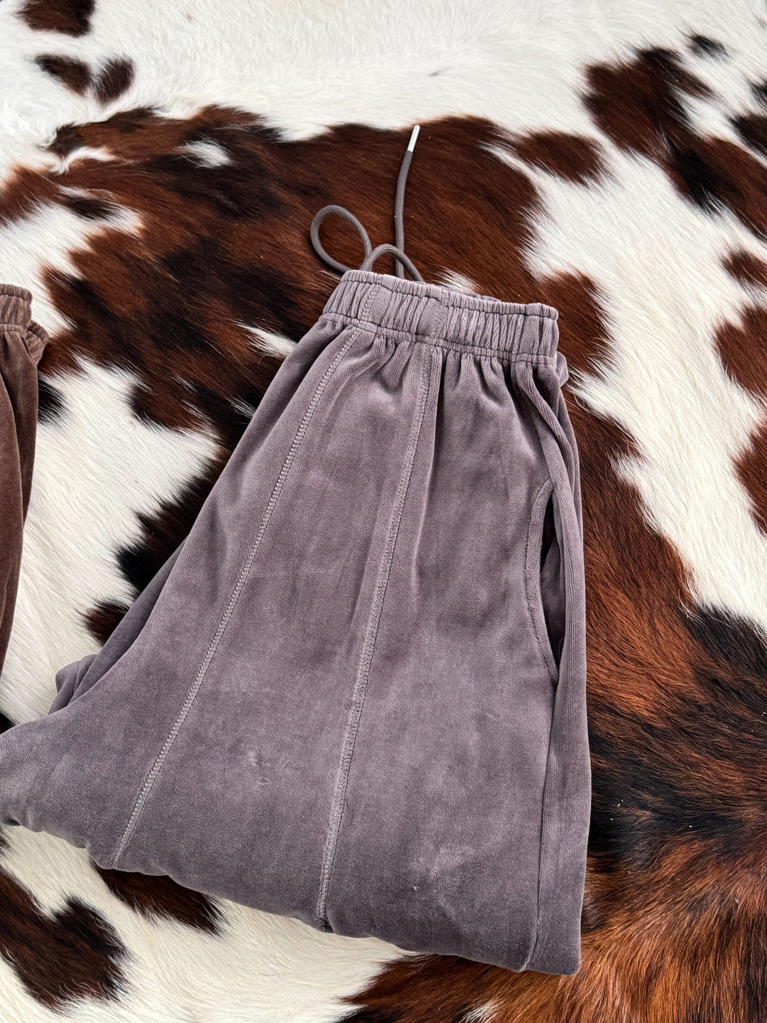 Wide velvet pants for women with elastic waist and practical side pockets Lune London