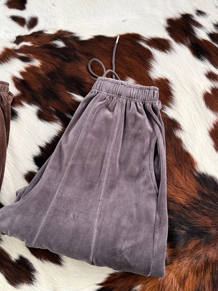 Wide velvet pants for women with elastic waist and practical side pockets Lune London