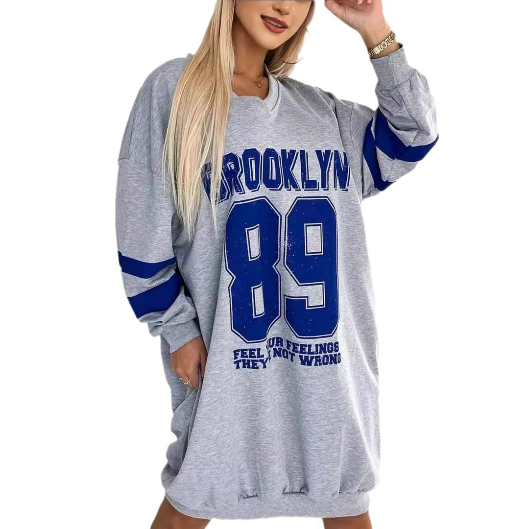 Robe oversize pour femme avec imprimé graphique sportif et décolleté en V profond Chic & Stil
